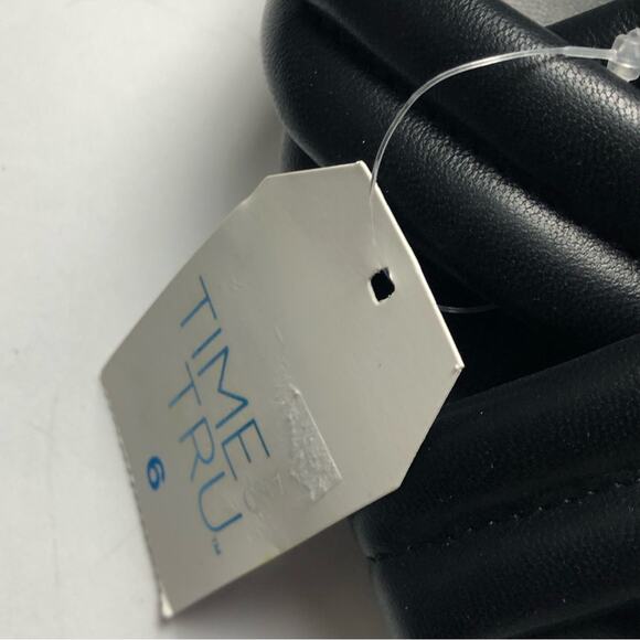 Time and Tru Women's Cross Strap Black Sandals Sz 6 - Picture 2 of 11